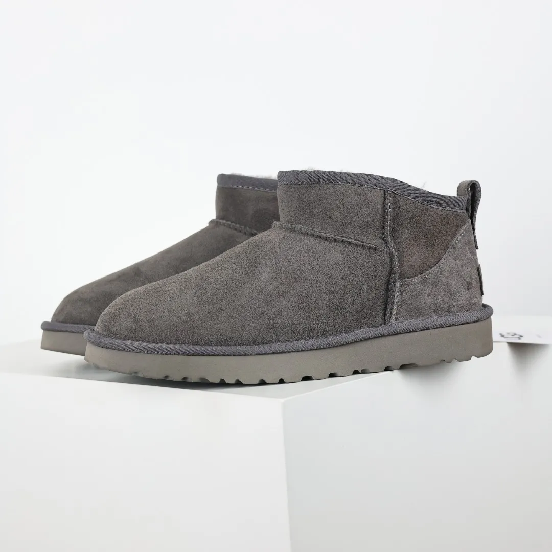 Pick up locally 💰520 Core recommendation Good price It is a very suitable choice for keeping warm in winter and at home. In the new year, uug launched a series of styles, which are partial to the preferences of young consumers and have also moved to the forefront of fashion trends. Shoe body material Water-repellent coated suede upper 17mm UGGPURE™ implantable wool insole Lightweight non-slip comfortable rubber outsole With brand LOGO trademark Comes with a full set of packaging Size: 35 36 37 38 39 40 41 42 43 44